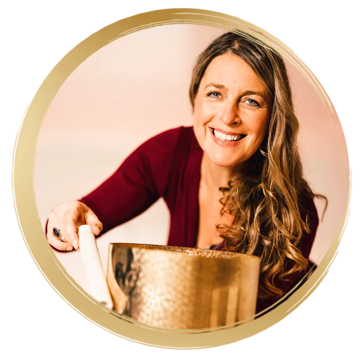 Mirja Lang lächelnd an ihrer goldenen Klangschale